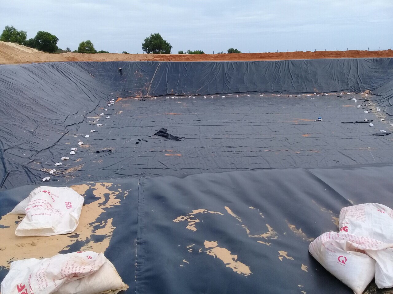 ( Lắp đặt màng HDPE )